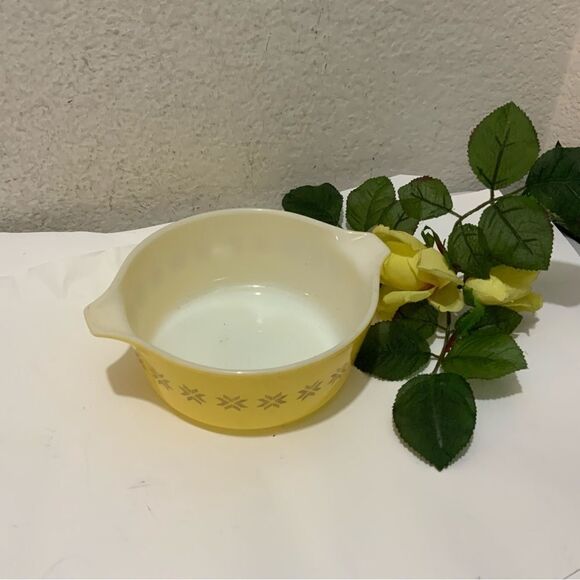 Vtg Pyrex Yellow 1 1/2 Pint Casserole/Baking Bowl "Town and Country"  # 472 B1 - Picture 1 of 7